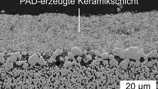 Mit aerosolbasierter Kaltabscheidung erzeugte Keramikschicht auf einer porösen gasdurchlässigen Elektrode, wie sie für Brennstoffzellen benötigt wird. (Universität Bayreuth/Jörg Exner)