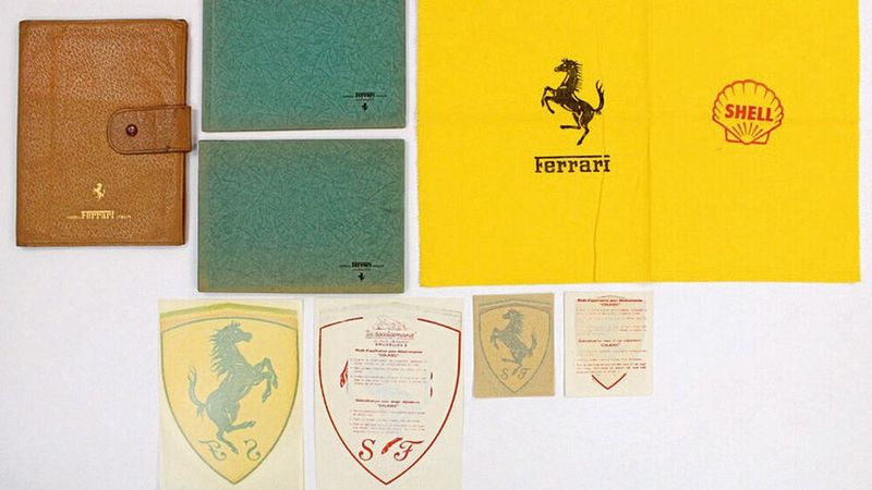 Ein Bordbuch für für 9.285,12 Euro? Kein Problem, wenn es wie dieses zu einem Ferrari 250 aus den Jahren 1960-1964 gehört. (Bild: Automobila-Ladenburg)