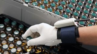 Der RFID-Handschuh ermöglicht die mobile Item-Identifikation beim Kommissionieren oder Montieren. (Bild: Dirk Mahler)