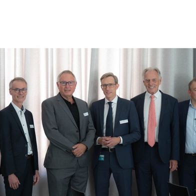 Die Referenten und die Institutsleiter des Fraunhofer IGCV: v.l.n.r.: Prof. Dr.-Ing. Wolfram Volk (Fraunhofer IGCV), MDirig. Dr. Manfred Wolter (Bayer. Staatsministerium für Wirtschaft, Landesentwicklung und Energie), Dr.-Ing. Ralf Fröchtenicht (Langjähriger Kuratoriumsvorsitzender des Fraunhofer IGCV), Prof. Dr.-Ing. Rüdiger Daub (Fraunhofer IGCV), Prof. Dr.-Ing. Klaus Drechsler (Fraunhofer IGCV), Dr.-Ing. Lars Fiedler (Airbus Operations GmbH) und Karl Bayerle (Stadt Augsburg). (Bild: Fraunhofer IGCV)
