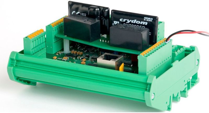 Die zweite Einheit ist die abgesetzte IO-Hutschienen-Baugruppe. Je nach Ausbaustufe des R4100 gibt es verschiedenen Schnittstellenoptionen: RS-232/RS-485/TTY oder Profibus/Profinet. Serienmäßig sind USB-(Speicherung) und Ethernet-Anschlüsse vorhanden. Eine Besonderheit sind die auf dem IO-Board befindlichen verschleißarmen Hybridausgänge für Heizlasten bis 9 kW.  (Elotech)