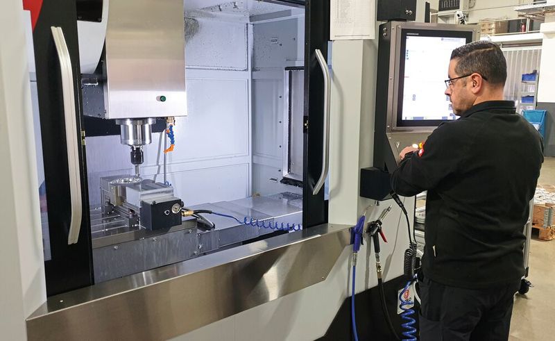 Der Bediener gibt einen Einblick in den Maschinenraum. Während der Bearbeitung muss er nicht eingreifen. (Bild: Ingersoll)