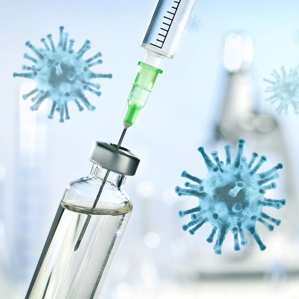 Das Land Niedersachsen wollte seine älteren Einwohner zum Thema Corona-Impfung informieren. Weil das Land die vielen tausend Briefe nicht selbst versenden konnte, beauftragte es einen Versanddienstleister, der aber auf die für den Versand nötigen Adressdaten aus dem Melderegisterdatenspiegel nicht zugreifen durfte. Deshalb kaufte das Land Adressen von einer kommerziellen Datenbank an, um das rechtliche Hindernis datenschutzkonform zu umschiffen – für 15.570,04 Euro. Auf der Basis der gekauften Adressen brachte der Versanddienstleister anschließend 210.251 Briefsendungen auf den Weg – für 122.272,12 Euro.  Dennoch kamen die Infos nicht immer richtig an, da der Adressdatenbankanbieter zwar die Anschriften der meisten Bürger kannte, allerdings nicht immer ihr Alter. Daher bediente er sich eines Schätzverfahrens, um anhand des Vornamens auf das Alter der Adressaten zu schließen. Wer also einen „alt“ klingenden Vornamen hat, hatte gute Chancen, eines dieser Schreiben zu erhalten. Wer hingegen einen „zeitlosen“ Vornamen hat, ging häufig leer aus. (Quelle: BdSt) (Eisenhans_stock.adobe.com)