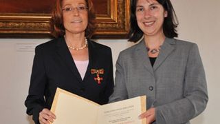 DELO-Geschäftsführerin Sabine Herold (l.) war eine der zehn herausragenden bayerischen Persönlichkeiten, der Wirtschaftsstaatssekretärin Katja Hessel (r.) das Bundesverdienstkreuz im bayerischen Staatsministerium übergab (Archiv: Vogel Business Media)