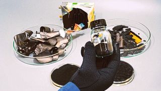 Batterietechnik: Das Fraunhofer IKTS erforscht an seinem neuen Standort in Freiberg effiziente Recyclingprozesse zur Kreislaufführung kritischer Batterierohstoffe. Zukünftig sollen Batteriepulver mit hoher Reinheit zurückgewonnen und für die Herstellung neuer Batterien nutzbar gemacht werden. (Fraunhofer IKTS)