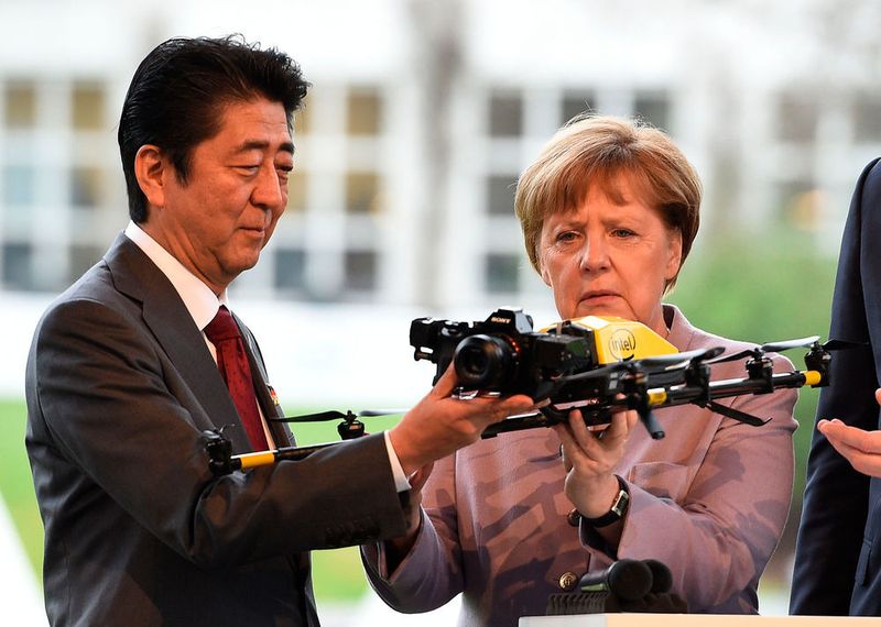 Bundeskanzlerin Angela Merkel und Shinzo Abe, Premierminister von Japan, nehmen Drohnen auf dem Intel Cebit Drone Park in Augenschein. (Freigelände vor Halle 2) (Deutsche Messe)