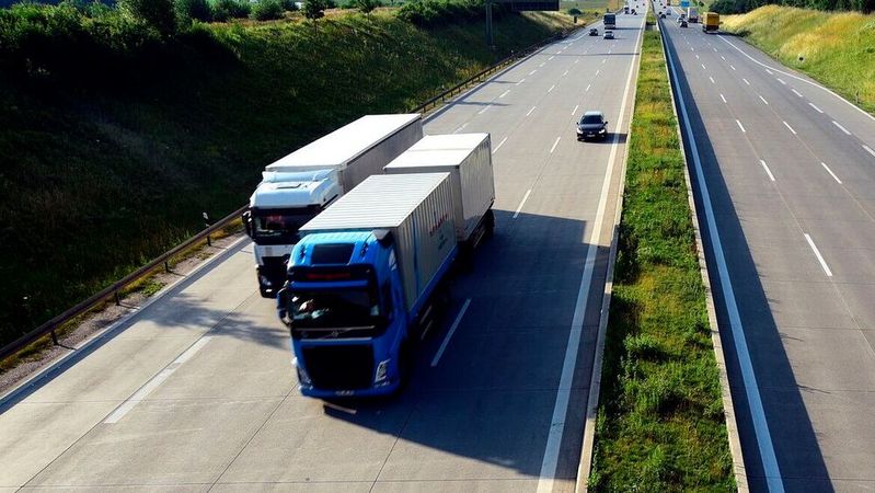 Lkw werden in den kommenden Monaten sonntags häufiger auf der Autobahn zu sehen sein.(Bild:  gemeinfrei /  Pixabay)