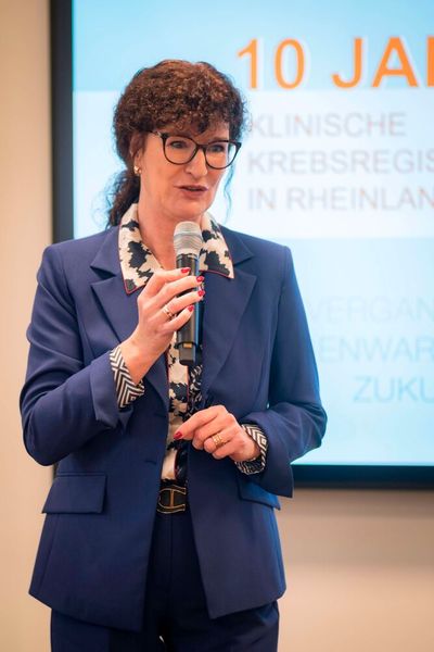 Die ehemalige Geschäftsführerin des IDG, Antje Swietlik, blickte zurück auf die ersten Jahre der klinischen Krebsregistrierung – von den prägenden Erfahrungen aus der Aufbauphase bis zu den wichtigsten Etappen. (Bild: © Institut für digitale Gesundheitsdaten RLP)
