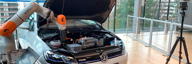Mit einer No-Code-Robotik-Plattform können Fabrikarbeiter von Volkswagen Roboter innerhalb von Minuten selbst anlernen. Mit einer No-Code-Robotik-Plattform können Fabrikarbeiter von Volkswagen Roboter innerhalb von Minuten selbst anlernen.