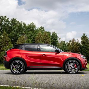 Nach hinten läuft die Fensterlinie in einem kecken Schwung nach oben aus.(Bild:  Alfa Romeo)