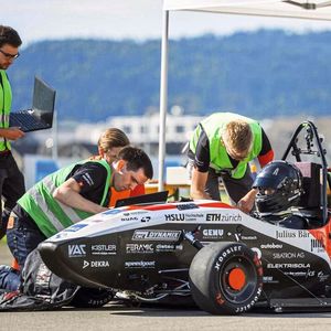Der Bolide beschleunigte auf dem Innovationspark in Dübendorf, direkt vor ihrer Werkstatt, in nur 0,956 s von 0 auf 100 km/h. (Bild:  Alessandro Della Bella / ETH Zürich)
