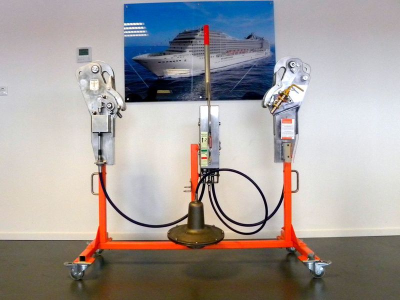 Das marinetechnische Modell demonstriert den Einsatz der Fernbetätigungen von Ringspann RCS in der Auslösevorrichtung für Lebensrettungsboote. (Ringspann)