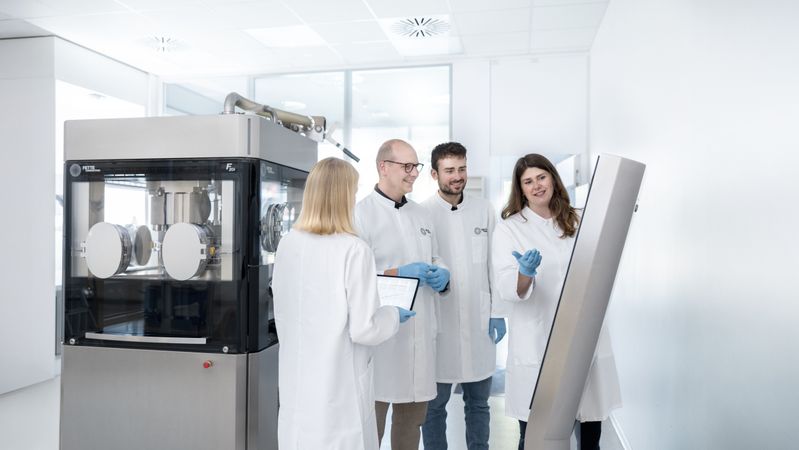 Mit dem Flottenmanagement erhalten Anwender eine transparente Analyse des Zustands und der Leistung aller Maschinen.(Bild:  Fette Compacting GmbH)