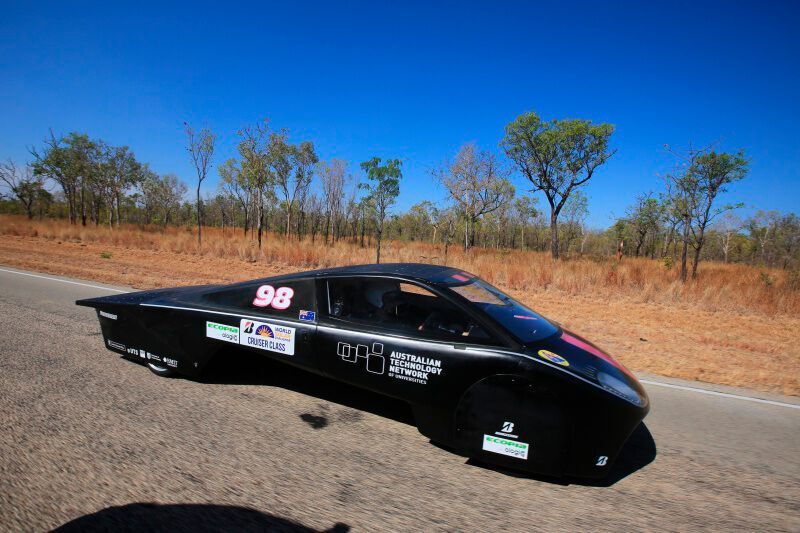 In sieben Tagen haben die Fahrzeuge eine 3022 Kilometer lange Strecke quer über den australischen Kontinent zurückgelegt – angetrieben ausschließlich durch die Kraft der Sonne.  (World Solar Challenge)