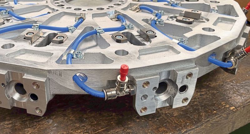 D/E Bei Losgrößen zwischen eins und 50 geht es nicht darum, aus dem Fräswerkzeug die letzten Stunden, Minuten oder Meter an Standzeiten herauszuholen. Viel wichtiger sind universelle Werkzeuge für viele Prozesse und Werkstoffe.  With batch sizes ranging from one unit and 50 units, it is not a question of getting the final hours, minutes or metres of tool life out of the milling tool. What is much more important are universal tools that cater for many processes and materials. (Bild: Arno)