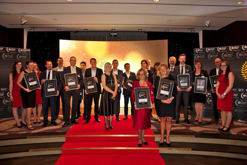 Die Gewinner der DataCenter-Insider-Awards aus allen Kategorien im Gruppenbild mit Chefredakteurin Ulrike Ostler (in der Mitte) und den rot gekleideten Award-Feen. (artful rooms / VIT)