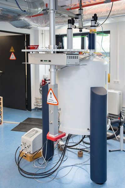 Abb. 3: 400 MHz NMR-Spektrometer (Bundesinstitut für Risikobewertung)