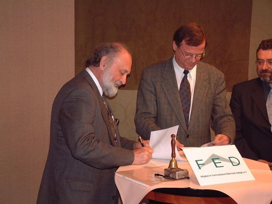 Erste Designer-Prüfung in Deutsch nach den Vorschriften des amerikanischen Fachverbandes IPC: Dieter Bergmann †, IPC, Lutz Treutler, FED, und Schulungsleiter Gerhard Görner (v.l.n.r.) (Bild: FED)