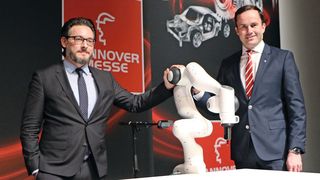 Prof Sami Haddadin, Direktor des Instituts für Regelungstechnik Uni Hannover und Dr. Köckler (r), Deutsche Messe AG, präsentieren mit dem Roboter Franka die "Demokratisierung der digitalisierten Automation". (Jablonski)
