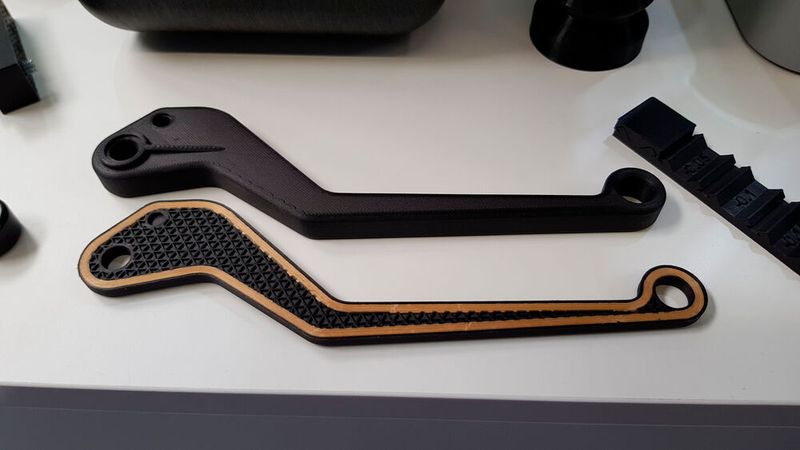 Das Unternehmen Mark3D zeigte Composite-Bauteile. Sie werden auf den FDM-Druckern von Markforged gefertigt. Dabei kommen zwei Düsen zum Einsatz: eine appliziert ein kurzfaserverstärktes Kunststoff-Filament, die andere die Endlosfaser. (Bild: D.Quitter/VCG)