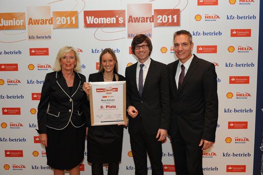 Marion Johl (li.) von der Santander Consumer Bank, Jochen Schweizer (2.v.re.) von Audi und »-kfz-betrieb«Chefredakteur Wolfgang Michel gratulieren der Zweitplatzierten des Women’s Awards 2011 Mirja Köhnke.  (Archiv: Vogel Business Media)