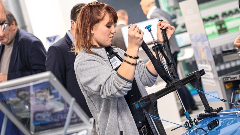Nichts geht darüber, etwas selbst auszuprobieren: Teilnehmerin mit dem neuen CBR-System. (Stefan Bausewein)