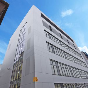 Im Forschungstechnikum (im Bild das Gebäude von außen) sollen neue Verfahren und Prozesse für die Verarbeitung und Herstellung von Feststoffen entwickelt.(Bild:  BASF SE)