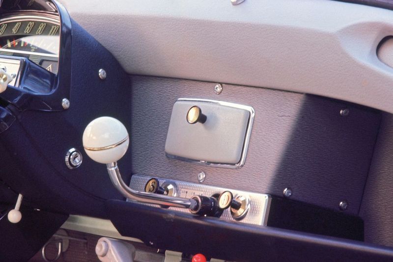 Wie bei der Ente prägte auch beim Ami 6 die Revolverschaltung den Innenraum. (Bild: Citroën )