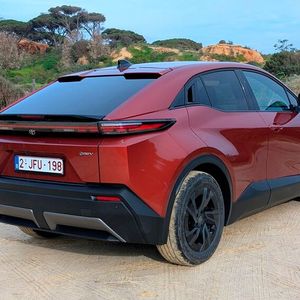 Die Silhouette des C-HR+ ist coupéhaft. (Bild:  Mauritz – VCG)