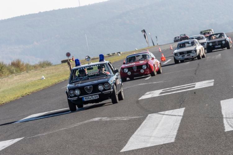 Ein Muss für deutsche Alfa-Fans: Unter dem Titel „Pista & Piloti“ findet einmal im Jahr in Michelstadt ein klassisches Flugplatzrennen statt, bei dem 80 klassische, italienische Rennwagen zusammen mit den früheren Konkurrenten fast wie in den Sechzigerjahren herumheizen. (Bild: FCA)