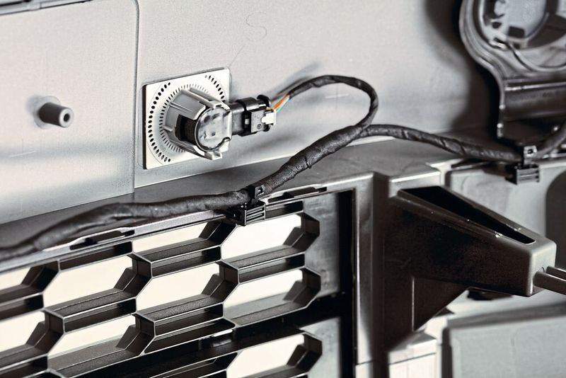 Halterungen an Dünnwandstoßfängern lassen sich mit Soniqtwist besonders schonend, aber dennoch mit hoher Festigkeit anbringen. Zudem ist die Schweißzeit ausgesprochen kurz. (Bild: Telsonic)