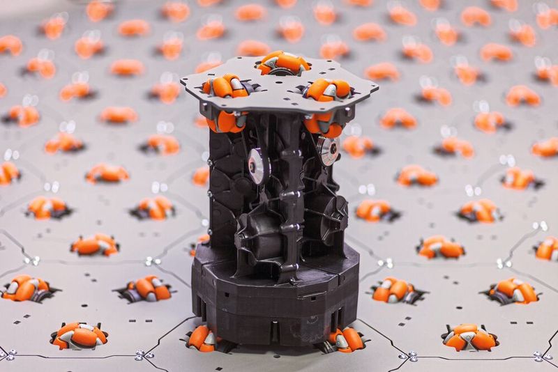 Dieses Universalmodul von Cellumation ist eine hexagonale Roboterzelle, mit deren Hilfe Objekte gleichzeitig omni­direktional bewegt werden können. (Bild: Cellumation)