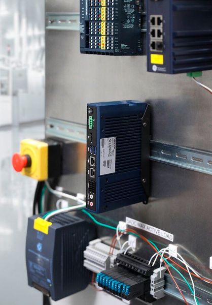 Das Edge Computing Device RXi2-LP von Emerson bietet Performance-Computing-Funktionen zur Ausführung von HMI-, Historien- und Analyseanwendungen direkt an der Maschine. (Bild: Emerson)