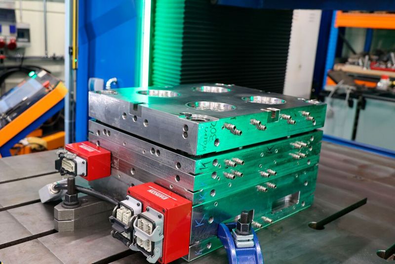 Die Tuschierpresse HMG 70XS1510 bietet Platz für Werkzeuge bis zu Abmessungen von 1500 x 1000 Millimetern. Für valide Ergebnisse bringt die Anlage eine Schließkraft von bis zu 70 Tonnen auf.  (Bild: Maschinenmarkt/rw)
