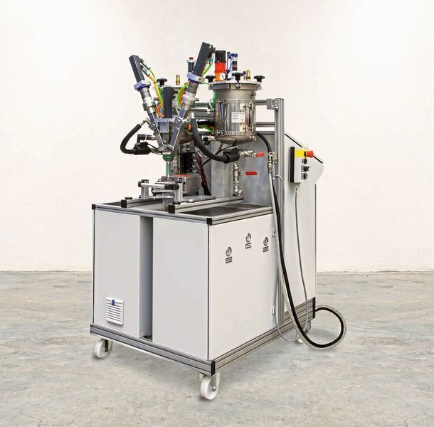 Mit dem neuen Dosiermischkopf LV 2/2  erhalten all jene Kunstharz-Verarbeiter, die in der Produktion oder im Labor winzige Mengen von flüssigen Kunst- und Klebstoffen auftragen müssen, ein Präzisionssystem. (Tartler)