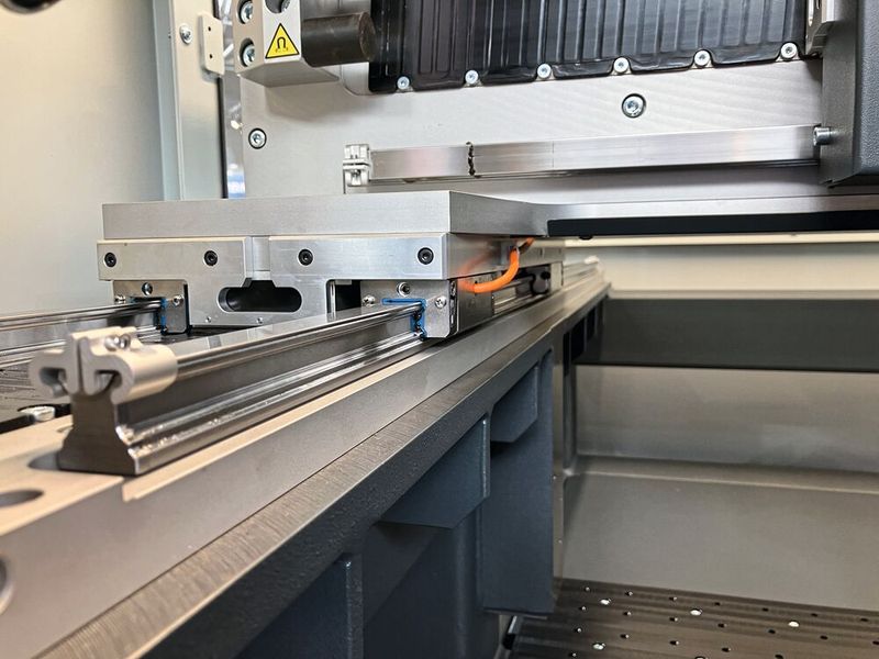 Linear axis of the Battery Welder laser welding machine with BSHP high-precision ball rail guide and integrated IMS Compact position measuring system as linear encoder. (Image:Bosch Rexroth)