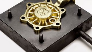 Kokillenhälften mit Messinggussteil: Der Pumpendeckel ist Teil einer Kleinpumpe, die zum Temperieren von Maschinen eingesetzt wird. (Bild: Krause-Präzisions-Kokillenguss)