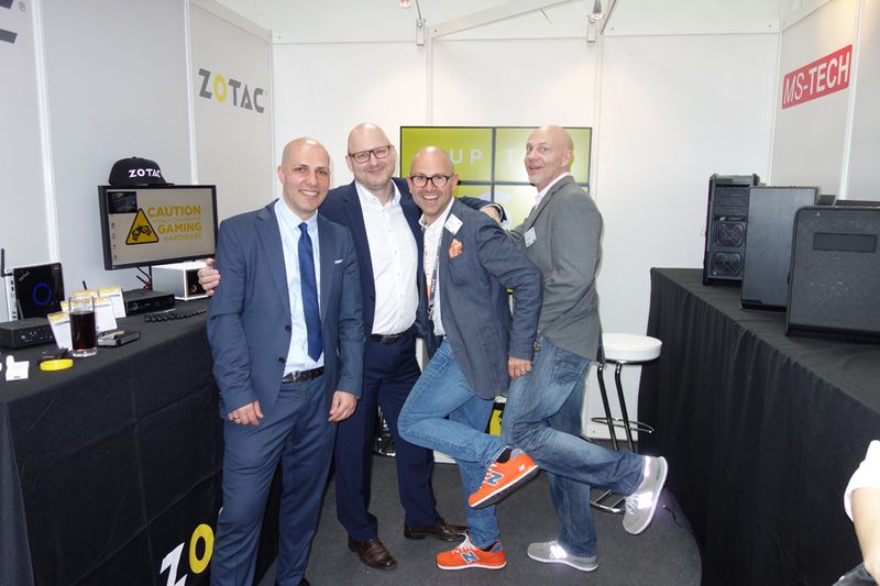 Es glänzt, was glänzen muss! Das Meister Proper Team: (v. l.) Zisis Kasparidis, Qsan, Horst Günther und Maciej Wieczorek, ZOTAC, und Oliver Schmidt, MS-Tech. (Bild: IT-BUSINESS)