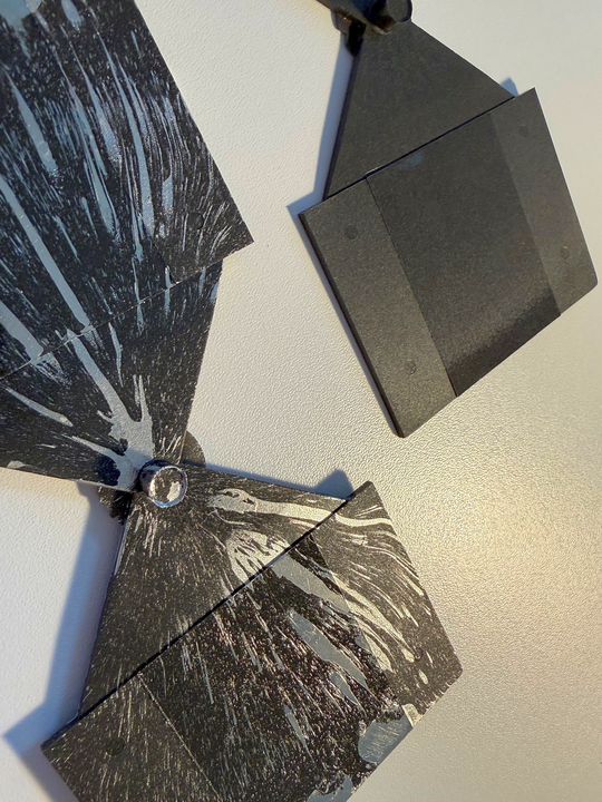 Demonstrator zur elektromagnetischen Abschirmung: Links die Vermischung einer Metalllegierung mit Kunststoff im Ausgangszustand. Durch gezielte Compoundierung und Additivierung kann eine homogene Verteilung im Polymer erreicht werden (rechts).(Bild:  Kunststoff-Institut Lüdenscheid/Marius Fedler)