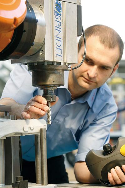 Bild 1: Force Control Machining steht für leicht programmierbares, robotergestütztes Bearbeiten beliebiger Werkstücke. (Archiv: Vogel Business Media)