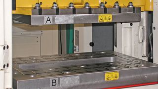 Bild: Magnet-Spannplatte mit 120 kN Spannkraft in Schnellstanzautomat. (Roemheld)