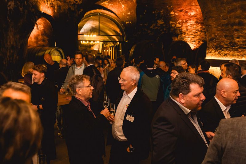 ...und los geht's mit einem Secco-Empfang, bei dem sich die Besucher nach einem spannenden ersten Kongresstag in einem geselligen Ambiente begegnen. (Bild: Stefan Bausewein)