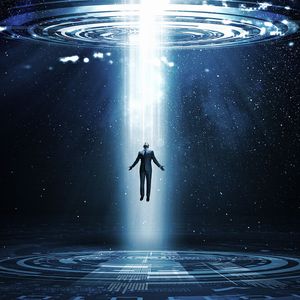 BEAMEN: Als nächstes „beamt“ die Crew auf den Planeten, der auf dem Flachbildschirm zu sehen ist. Gemeint ist eine Art von Teleportation, bei der der Körper in seine Einzelteile zerlegt und am Zielort wieder zusammengebaut wird. „Da haben wir zwei fundamentale Probleme“, erklärt Vogel. Zum einen bestehe der Körper aus einer riesigen Anzahl von Atomen, die als Menge von Informationen transportiert werden müssten. Zum anderen: „Es geht einfach nicht“, erklärt Vogel. Es gebe keinen Effekt, der ein Teilchen zerstöre und es an einem anderen Ort wieder auftauchen lasse.(Bild:  © Sergey Nivens - stock.adobe.com)