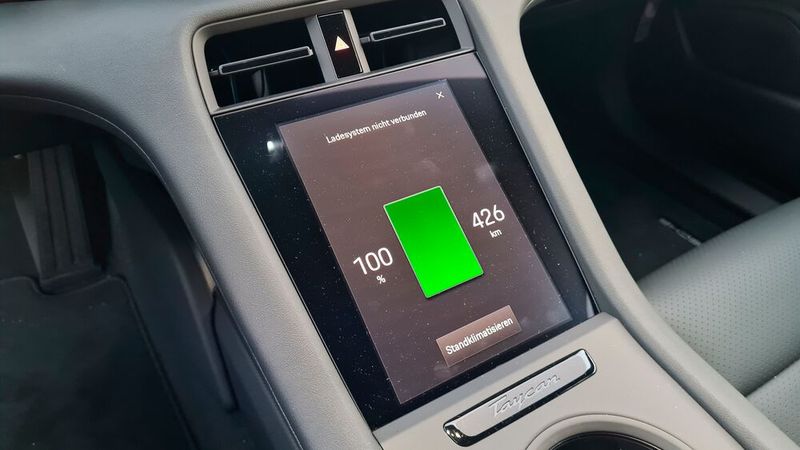 10. Die Langstrecke: In Summe kann man sagen, dass der Porsche vielleicht gerade in der Basisvariante ein echter Kilometerfresser ist. Denn der Antrieb verleitet nicht unbedingt zum Rasen, was der Reichweite von jenseits der 400 Kilometer definitv zu Gute kommt. Gepaart mit dem komfortablen Sitzen vorne und hinten, dem gut abgestimmten, nicht zu sportlichen Fahrwerk und der effektiven Geräuschdämmung fährt man mit dem Taycan gerne auch mal länger. Genügend Gepäck bekommt man ja auch noch verstaut.  (Bild: Schreiner – VCG)