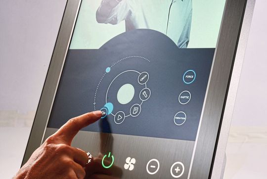 Zur Übertragung der Druckkräfte auf die Kraftaufnehmer bewegt sich die Glasfront im Bereich von wenigen Mikrometern.(Bild:  Rafi)