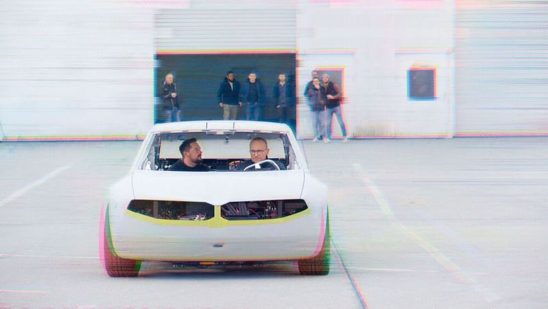 HIer noch in der Entwicklung: Weltpremiere für das Showcar BMW i Vision Dee war auf der CES 2023 in Las Vegas.(Bild:  BMW Group)