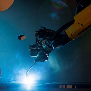 Und so sieht es aus, wenn die Laserhybrid-Schweißanlage von Fronius bei Trumpf Maschinen Austria sich um das Decklagenschweißen per MAG-Prozess kümmert.(Bild:  Fronius)