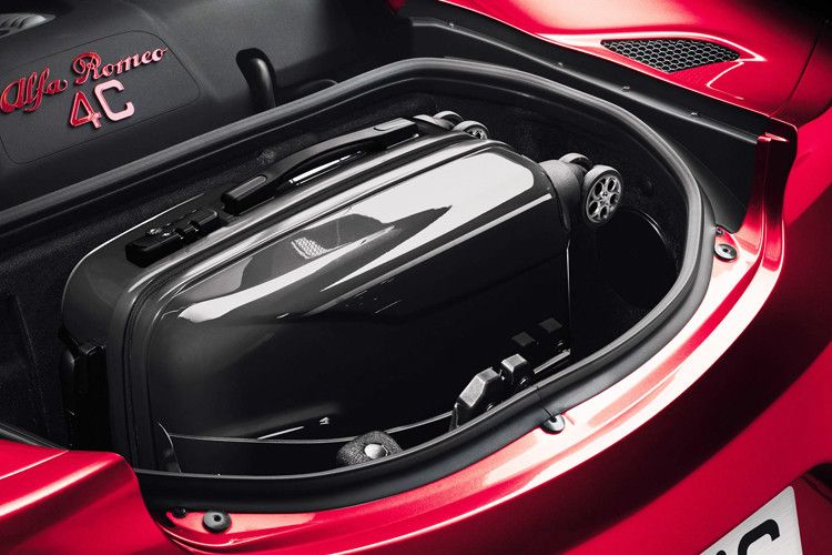 Beim Packen müssen 4C-Fahrer diszipliniert sein: Der „Kofferraum“ hat ein Ladevolumen von gerade mal 40 Liter. (Foto: Alfa Romeo)