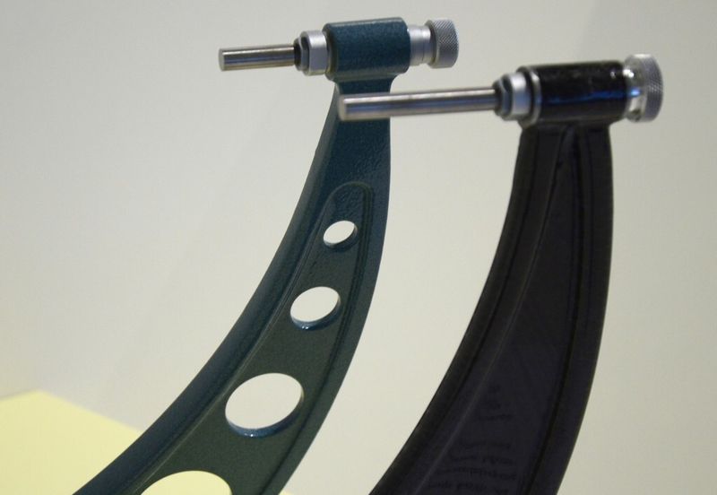 Messwerkzeug aus CFK im Vergleich zu einem herkömmlichen: Neben der Gewichtsersparnis ist das CFK-Werkzeug (vorne) unempfindlich gegenüber Temperaturschwankungen. (Bild: Michel)