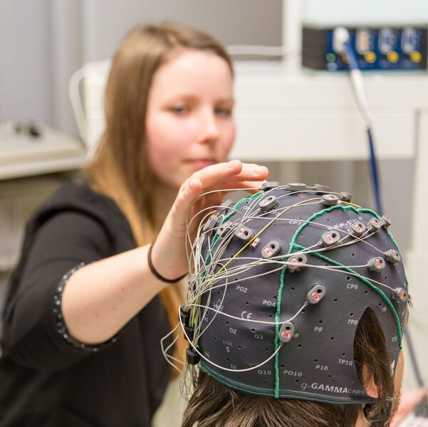 Eileen Stark bereitet Dominik Wetzel für eine Messung mit EEG vor. Die beiden Nachwuchsforscher gehören zum Team aus Wissenschaftlern der WHZ, dem Fraunhofer-Institut und Uniklinik Leipzig (Westsächsische Hochschule Zwickau)